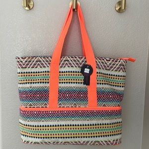 NWT beach tote w 2 compartments, insulated bottom